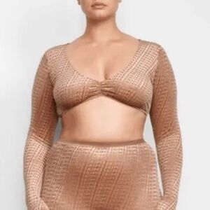 SKIMS | Cropped Velvet Glove Logo Top In Chai | 3X